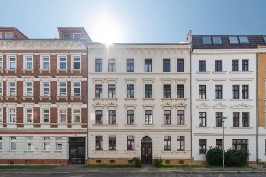 Gebäudeansicht - Zinshaus/Renditeobjekt kaufen in Leipzig - KAPITALANLAGE DER BESONDEREN ART // Maisonette-Wohnung mit Galeriefläche im Spitzboden // vermietet