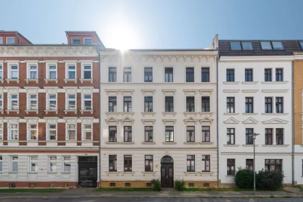 Gebäudeansicht - Wohnung kaufen in Leipzig - MAISONETTE-WOHNUNG MIT 2 ZIMMERN UND GALERIEFLÄCHE IM SPITZBODEN // Balkon und Einbauküche inklusive