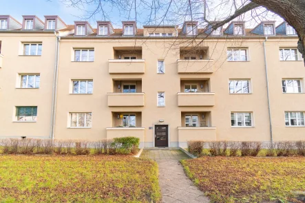 Gebäudeansicht - Zinshaus/Renditeobjekt kaufen in Leipzig - ZUKUNFTSSICHERE KAPITALANLAGE // Vermietete 3-Raum-Wohnung mit eigenem Garten & 2 Balkonen