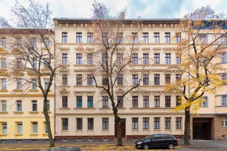 Gebäudeansicht - Wohnung kaufen in Leipzig - LUKRATIVE INVESTITION IN PARKNÄHE // Vermietete 2-Raum-Wohnung mit Balkon & Wannenbad