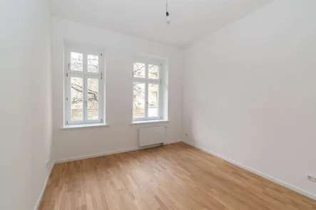 Schlafzimmer - Wohnung kaufen in Leipzig - TRAUMHAFT WOHNEN IN LEIPZIGS SÜDVORSTADT // 3-Raum-Wohnung mit Balkon, Parkett & Stuck // bezugsfrei