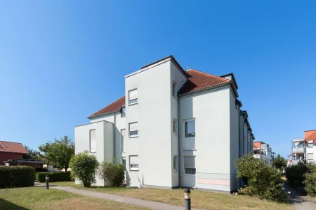 Gebäudeansicht - Wohnung kaufen in Leipzig - SICHER INVESTIEREN // 2 Zimmer, Balkon & TG-Stellplatz // vermietete ETW in Leipzig-Wiederitzsch