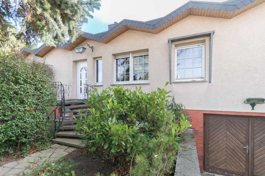 Hausansicht - Haus kaufen in Leipzig - VON DER VISION ZUM TRAUMHAUS // Bungalow mit großem Grundstück & Werkstatt / Paradies für Handwerker