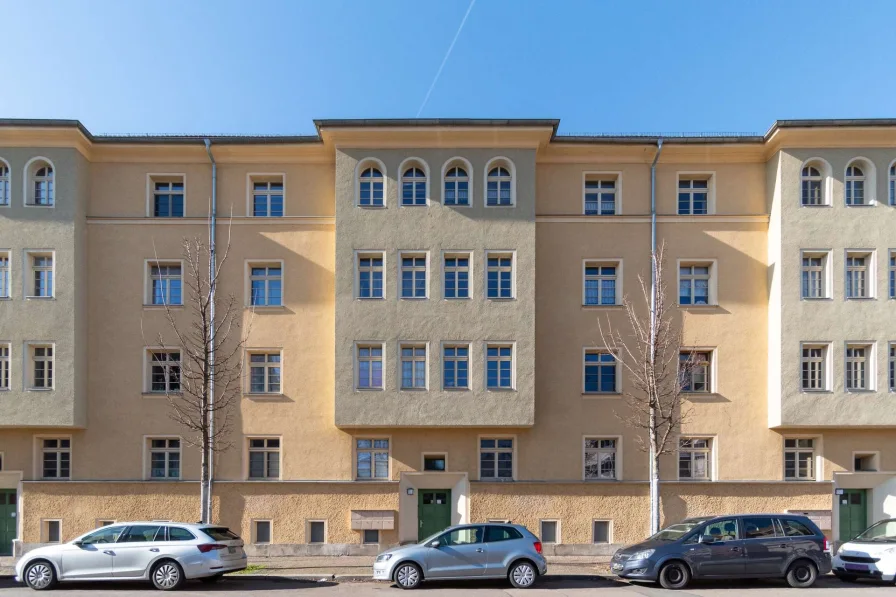 Gebäudeansicht - Wohnung kaufen in Leipzig - IDYLLISCHES WOHNEN IN PARKNÄHE // Vermietete 2-Raum-Wohnung mit Loggia & Wannenbad in Eutritzsch