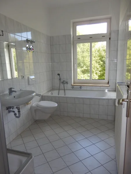 Bad - Wohnung mieten in Chemnitz / Schloßchemnitz - TAGESLICHTBAD WANNE/DUSCHE--LIFT--LAMINAT--GÄSTE WC--SUPERHELL !!