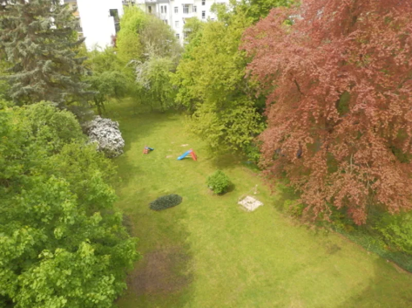 Innenhof  - Wohnung mieten in Chemnitz - 4 Räume--sonniger Balkon--Lift--Tiefgarage--Tageslichtbad--Gäste WC