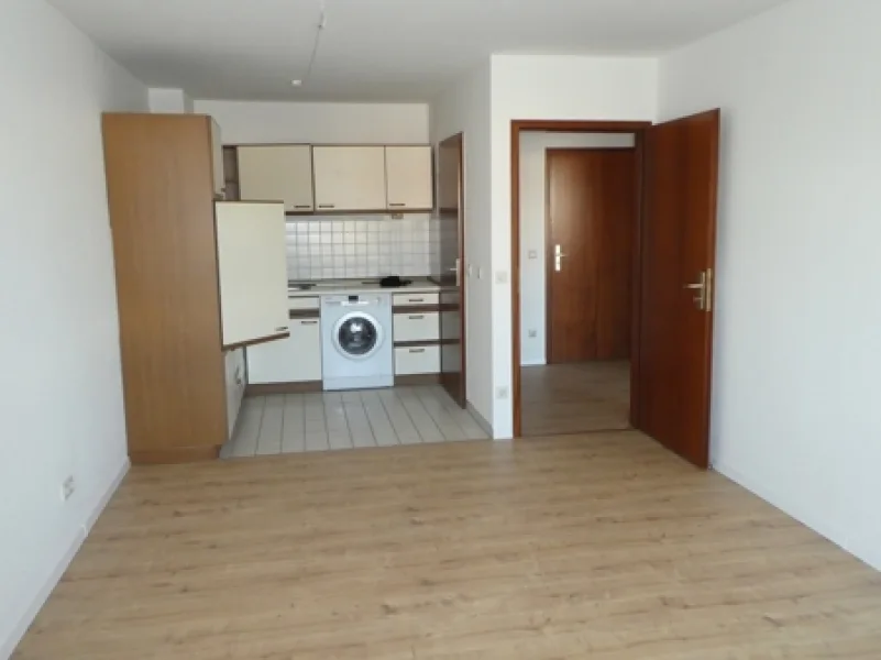 Wohnen  Blick zu Küche - Wohnung mieten in Chemnitz - Einbauküche mit Waschmaschine--TG-Stellplatz--Balkon--Lift--neu renoviert--Laminat neu !!