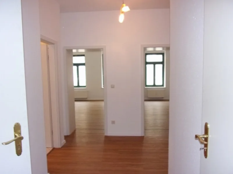 Flur  Blick zu Wohnen und Kind - Wohnung mieten in Chemnitz / Schloßchemnitz - SCHLOSSCHEMNITZ--PREISGÜNSTIG--3 RÄUME--NEU RENOVIERT--KÜCHWALD-UND SCHLOSSTEICHNÄHE !!