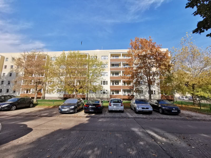 Ansicht Balkon - Wohnung kaufen in Magdeburg - Frei zum Eigenbedarf- Wohnung mit Blick auf die Goethestraße!