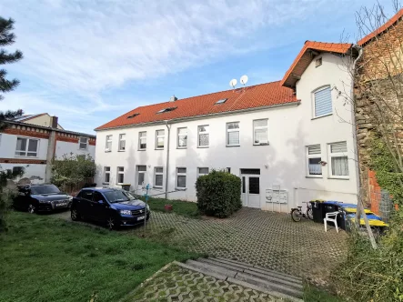 Ansicht Hof - Wohnung kaufen in Niedere Börde - Kleine Wohnung, zum renovieren und neu Vermieten.