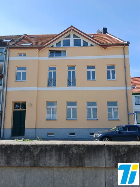 Hausansicht vorn - Wohnung kaufen in Schönebeck (Elbe) - Schönebeck/Elbe: Exklusive Maisonette-Wohnung mit Elbblick