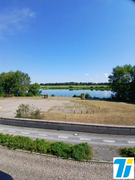 Blick zur Elbe - Wohnung kaufen in Schönebeck (Elbe) - Schönebeck/Elbe: Attraktive Zweizimmerwohnung mit Blick auf die Elbe