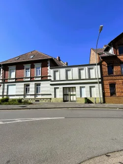 Hausansicht vorn - Zinshaus/Renditeobjekt kaufen in Helmstedt - "Attraktive Investmentchance: Vermietetes Mehrfamilienhaus mit 3 Wohneinheiten"