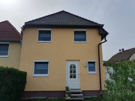 Straßenansicht - Haus kaufen in Sülzetal - Ruhiges Wohnen nahe Magdeburg: Tolles Reihenendhaus in Dodendorf