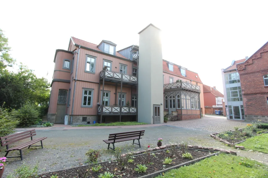 Objektansicht - Wohnung mieten in Halberstadt - Senioren Wohnungen unterschiedl. Größe, nette Nachbarn, bei Sonnenschein draußen auf der Bank sitzen