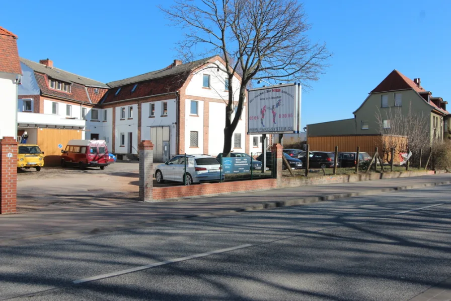 Straßenansicht - Halle/Lager/Produktion mieten in Quedlinburg - Gewerbeflächen zu vermieten: Büros, Lager- und/oder Produktionsflächen, je nach Bedarf, auf 2 Etagen