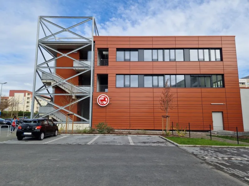 Hausansicht - Büro/Praxis mieten in Freital - Erstbezug im neuen Versorgungszentrum! TOP-Bürofläche - hochwertig und modern!