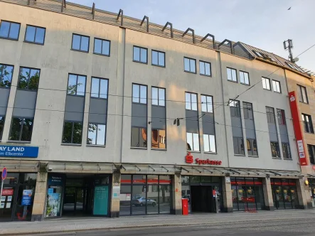 Hausansicht - Büro/Praxis mieten in Dresden - Büro im Elbcenter - einem attraktiven Geschäftshaus mit lebendigem Standort!