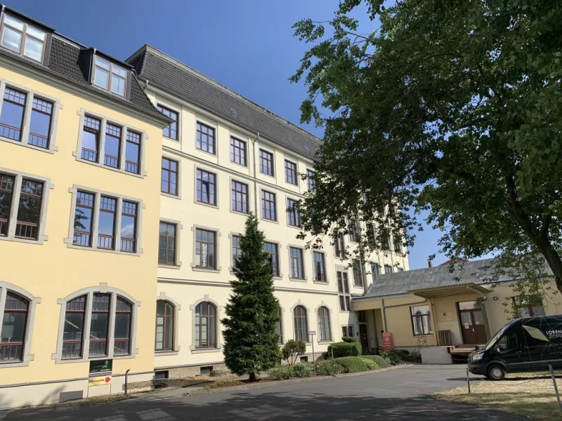 Hausansicht - Büro/Praxis mieten in Dresden - Lichtdurchflutete Büroetage mit Parkett! Aufzug hält direkt in der Einheit!