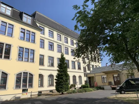 Hausansicht - Büro/Praxis mieten in Dresden - Lichtdurchflutete Büroetage mit Parkett! Aufzug hält direkt in der Einheit!