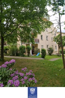 Hausansicht - Wohnung kaufen in Dresden - DAS GESUCHTE! Bezugsfreie Wohnung in ruhiger, grüner Lage mit sonnigem Balkon
