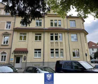 Hausansicht - Wohnung mieten in Kamenz - Sehenswerte Familienwohnung in der Mansarde mit Wannenbad und Gäste-WC!