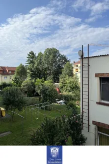 Balkonblick - Wohnung mieten in Pirna - Hübsche Wohnung mit Balkon und Blick in den grünen Innenhof! Wohnküche!