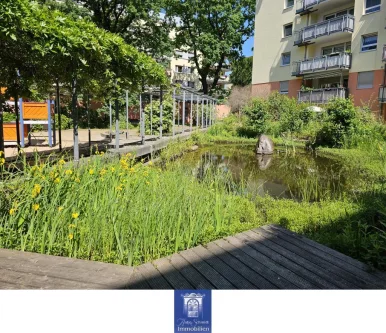 Innenhof mit Teich - Wohnung kaufen in Dresden - Idyllisch Wohnen in Elbnähe! Sehenswerte Wohnung mit großem Balkon! Lift! 