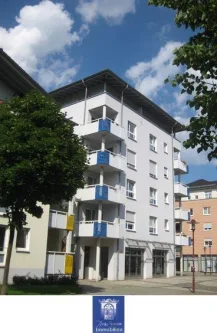 Hausansicht - Wohnung kaufen in Freital - Schicke 2-Zimmer-Wohnung mit Wohnküche, Balkon und TG in grüner und gepflegter Wohnanlage!