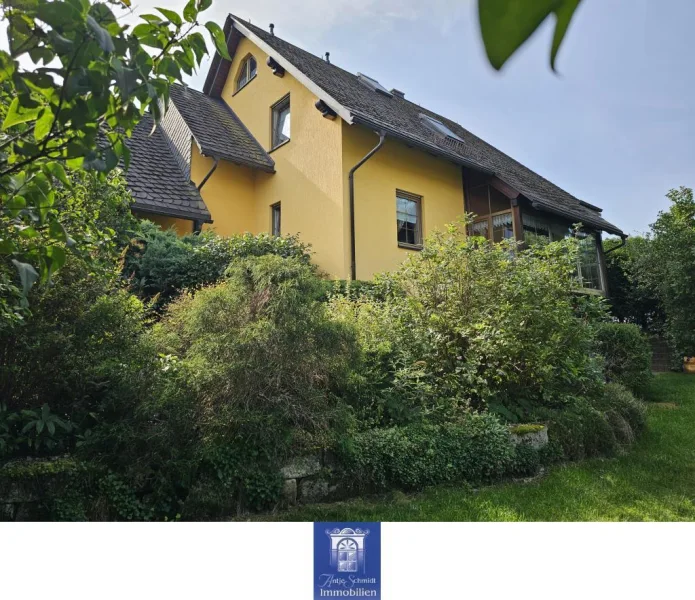 Hausansicht - Haus kaufen in Dippoldiswalde - Wohnen wie im Urlaub! Ruhig und grün gelegenes Einfamilienhaus mit traumhaftem Seeblick! Viel Platz!