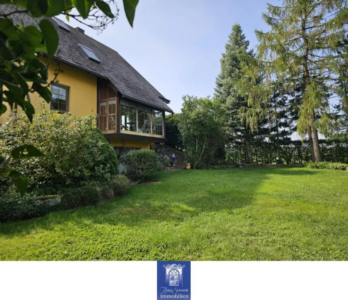 Gartenansicht - Haus kaufen in Dippoldiswalde - Wohnen wie im Urlaub! Ruhig und grün gelegenes Einfamilienhaus mit traumhaftem Seeblick! Viel Platz!