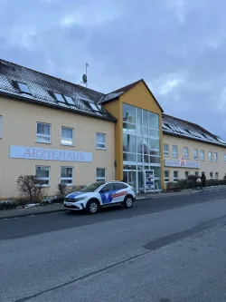 Hausansicht - Büro/Praxis mieten in Bischofswerda - Helle großzügige Praxis mit vorteilhafter Raumaufteilung im Ärztehaus Bischofswerda!