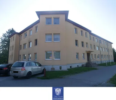 Hausansicht - Wohnung mieten in Bretnig-Hauswalde - Idyllisch, ländlich und grün gelegene 3-Zimmerwohnung mit großem Balkon!