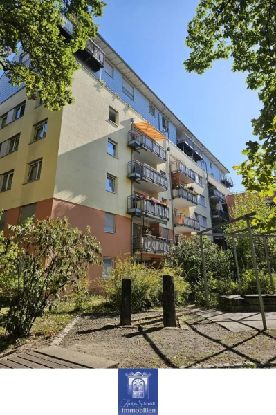 Hausansicht - Wohnung kaufen in Dresden - Interessante Wohnung mit großem Balkon in grüner und gepflegter Wohnanlage!