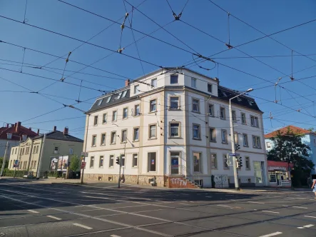 Hausansicht - Halle/Lager/Produktion mieten in Dresden - Großzügige Lagerräume mit ausreichend Staufläche in saniertem Mehrfamilienhaus!