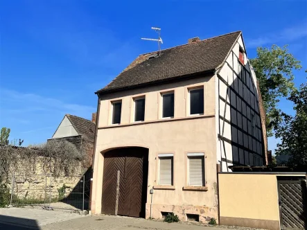 Strassenansicht 02 - Haus kaufen in Schönebeck (Elbe) - Sanierungsbedürftiges Mehrfamilienhaus in der Altstadt von Schönebeck/Elbe bei Magdeburg