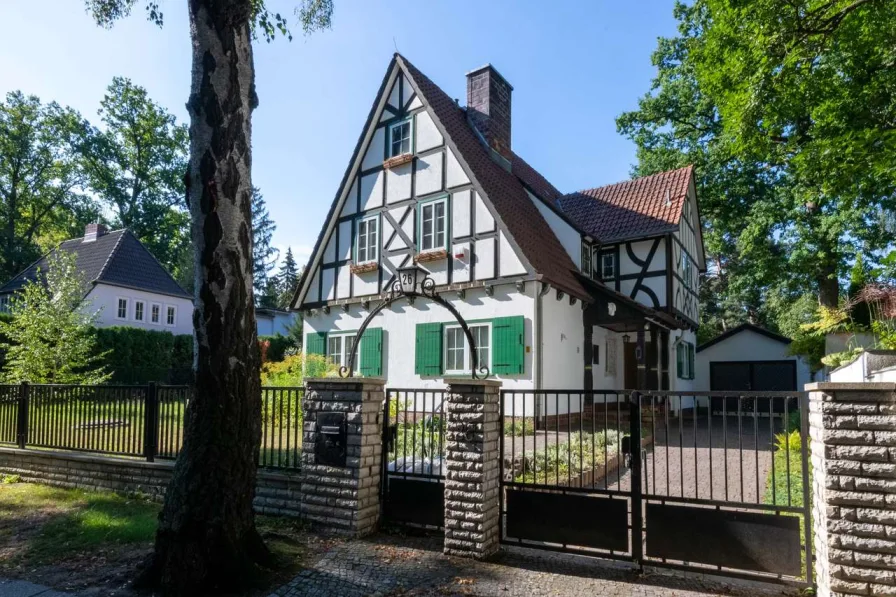 Hausansicht - Haus kaufen in Berlin - Frohnau - Aussergewöhnliche Fachwerkvilla in Bestlage