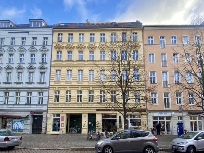 Hausansicht - Wohnung kaufen in Berlin - Prenzlauer Berg - TOPLAGE z.Zt. vermietete 4-Zi-Altbau mit Fahrstuhl im 3. OG