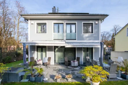 Ansicht mit Terrasse - Haus kaufen in Berlin - Wannsee - Familiengerechtes, Niedrigenergiehaus in Wannsee