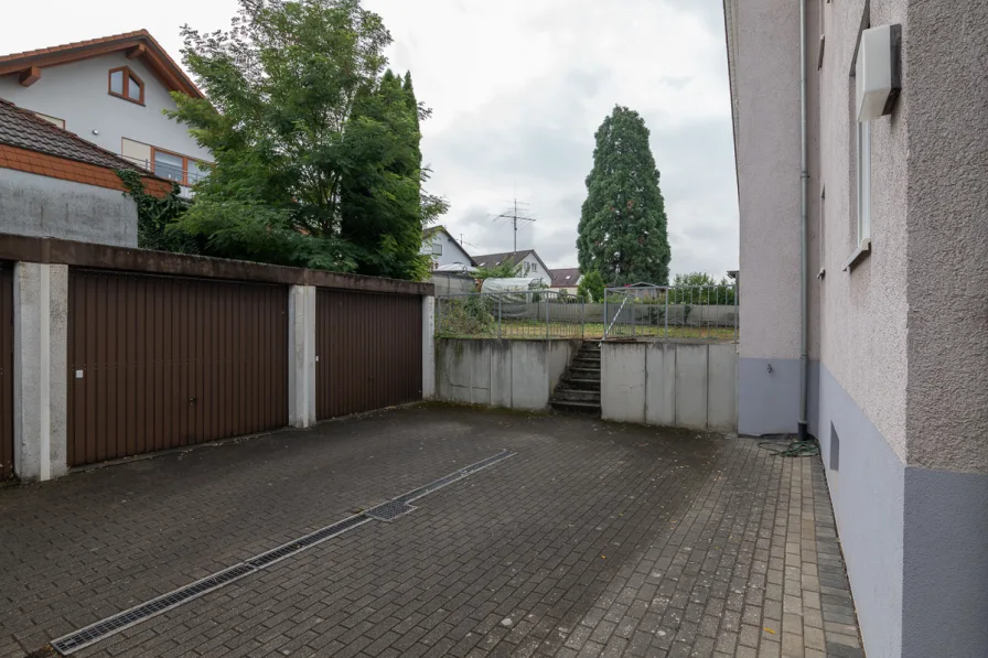 Garagenhof mit Blick zum Garten