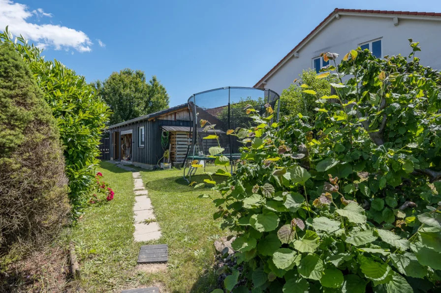 oberer Garten mit Gartenhaus