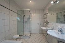 Badezimmer m. Dusche u. Badewanne