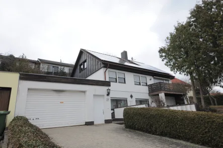 Straßenansicht - Haus kaufen in Wilhermsdorf - 3-Fam Haus zur Kapitalanlage 5% Rendite