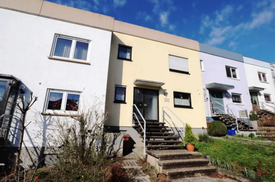 Ansicht Eingangsseite - Haus kaufen in Sinsheim - GLOBAL INVEST SINSHEIM | Vorankündigung: Tolles, großes Reihenhaus mit Garten und Dachterrasse in Toplage von Sinsheim-Ost