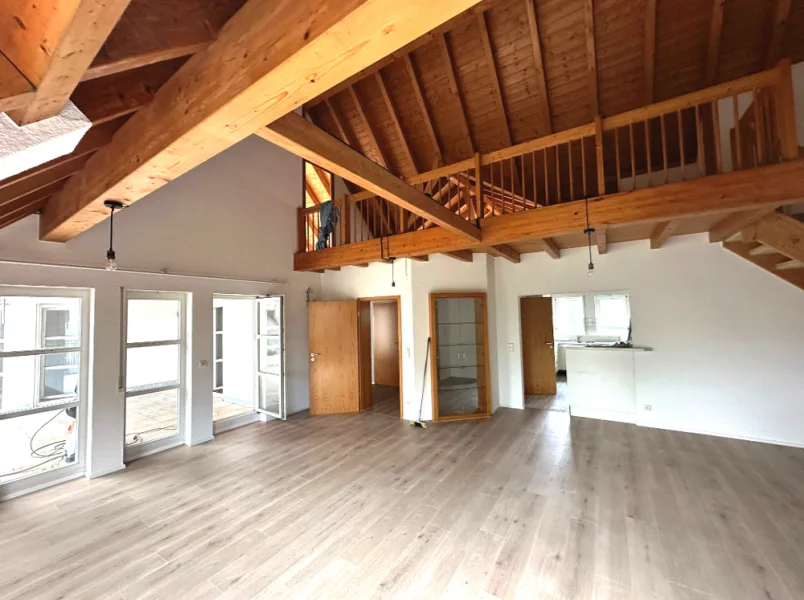 Wohnzimmer - Wohnung mieten in Heilbronn / Frankenbach - GLOBAL INVEST SINSHEIM | Riesige, frisch renovierte 4,5-Zimmer-Wohnung mit 180m² Wohnfläche in Frankenbach