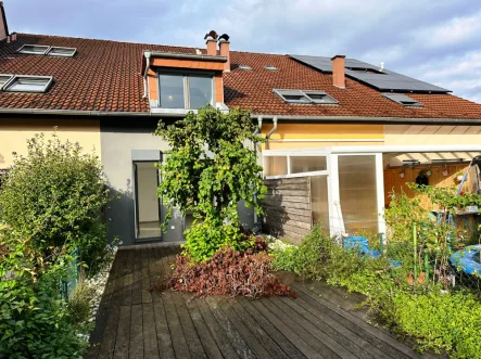 Gartenansicht - Haus kaufen in Wiesloch - GLOBAL INVEST SINSHEIM | Tolles, komplett saniertes Reihenhaus mit  Garage und Garten in Toplage von Wiesloch