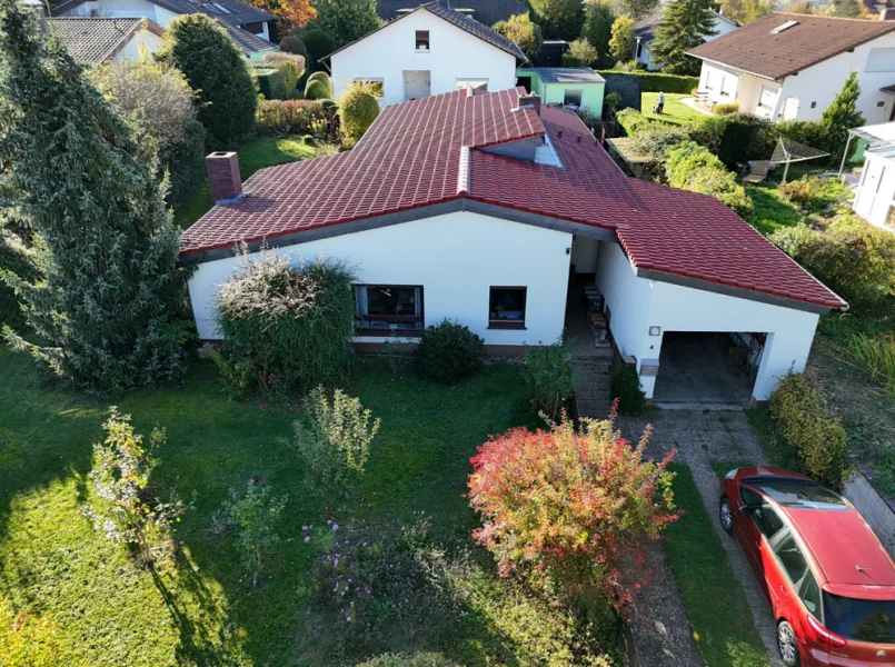 Luftbild - Haus kaufen in Sinsheim - GLOBAL INVEST SINSHEIM | Toller Bungalow in Top Lage von Sinsheim-Ost mit großem Gartengrundstück