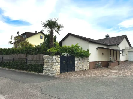 Ansicht - Haus kaufen in Sankt Leon-Rot - GLOBAL INVEST SINSHEIM | Tolles modernisiertes Einfamilienhaus mit Einliegerwohnung und mediterranem Garten in St. Leon