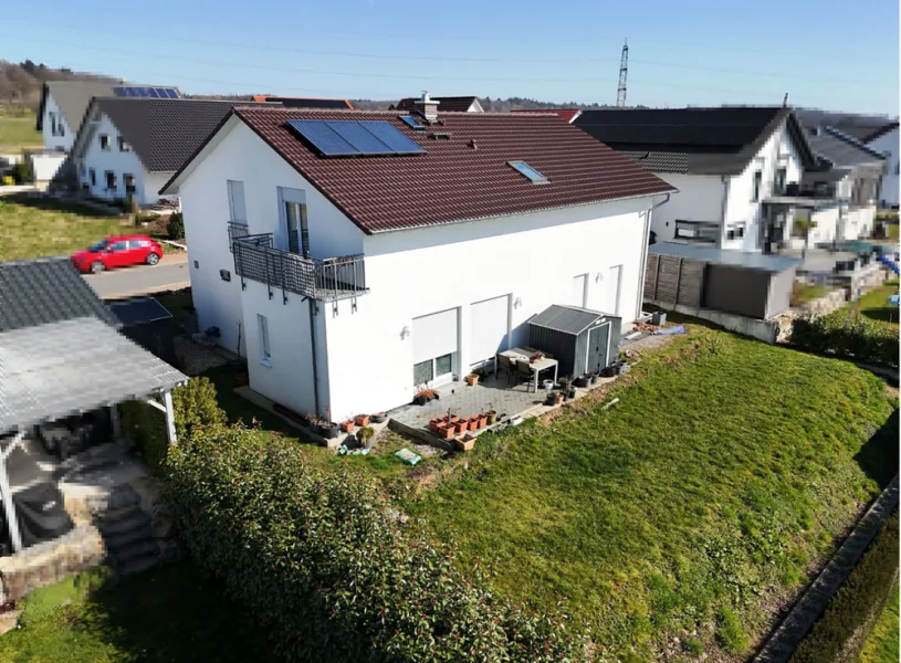 Rückansicht - Haus kaufen in Neunkirchen - GLOBAL INVEST SINSHEIM | Tolles 2-Familienhaus in bester Lage von Neunkirchen mit herrlichem Blick in das Rheintal