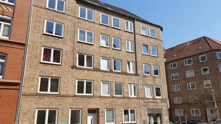 Ansicht von der Weißenburgstraße - Wohnung kaufen in Kiel - Vermietete 2-Zimmer-Wohnung in Innenstadtnähe